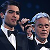 Andrea Bocelli és fia megható produkcióval lépett fel az Oscar gálán - VIDEO ITT!