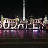 Budapest fafelirat a Hősök terén! Világító kocka a Fővám téren! Mik ezek?