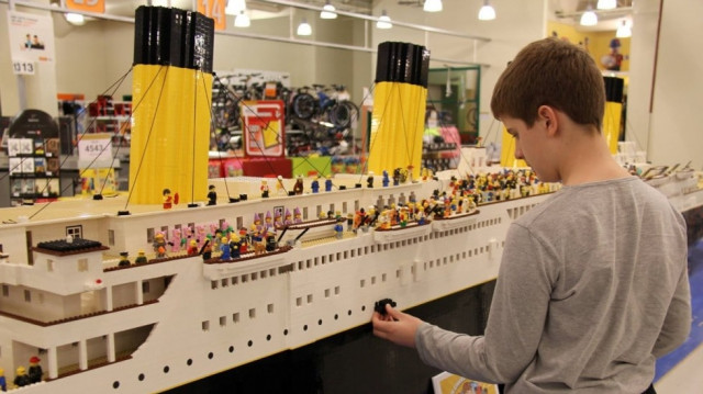 Egy autista gyermek LEGO-ból megépítette a Titanic pontos mását! VIDEÓ itt!