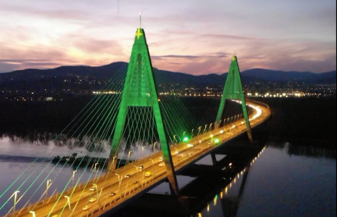 A Megyeri hídból Karácsonyfa lett! VIDEÓ ITT!