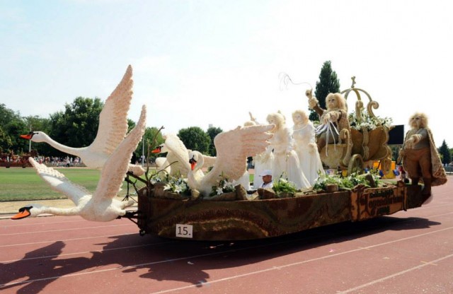 A Tesz-Vesz város is a 14 virágkompozíció közt látható a Debreceni Virágkarneválon!