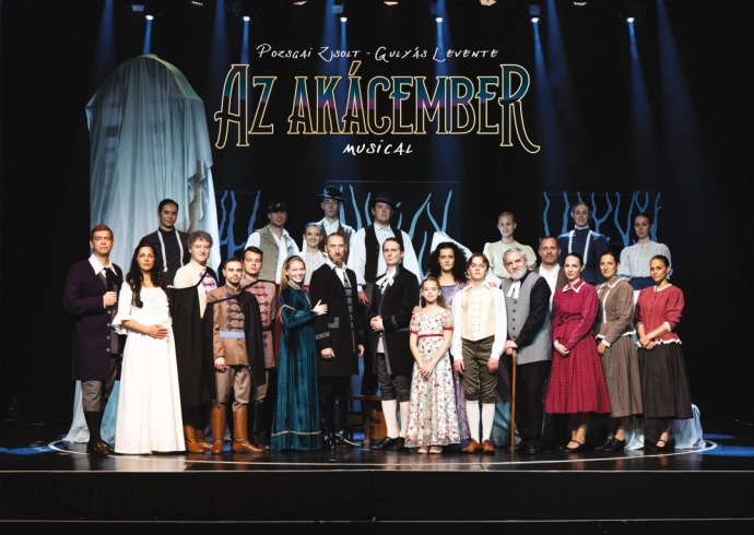 Az Akácember musical 2023-ban a Szarvasi Vízi Színházban - Jegyek itt!