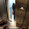 Te mit tennél ha a liftben egy gyilkosság szemtanúja volnál?