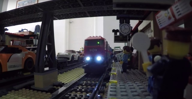 Elképesztő! LEGO vonat hálózat a lakásban! Videó itt!
