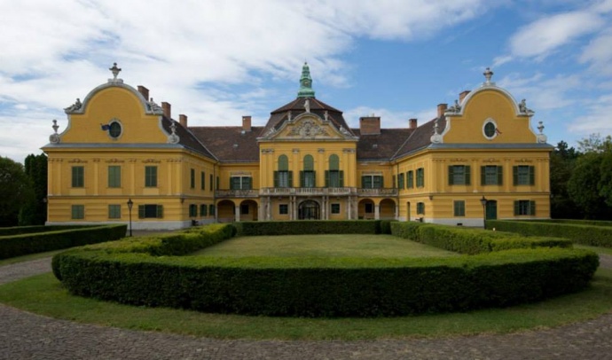Ingyenes kiállítással nyit újra a Nagytétényi kastély