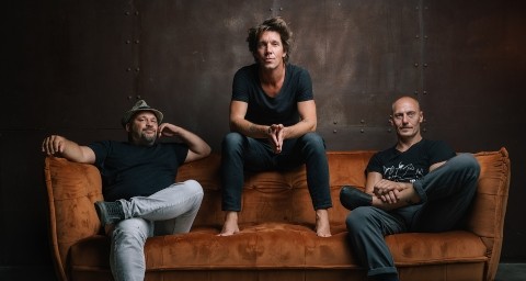 Kiss Tibi és az Aranyakkord – Szeretni jöttünk A Várkert bazárban - Jegyek itt!