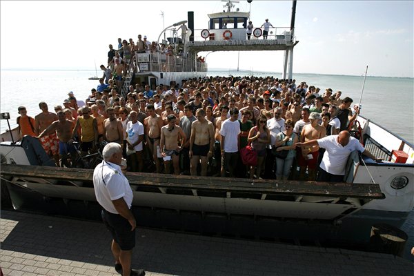 Közel nyolcezren úszták át a Balatont!