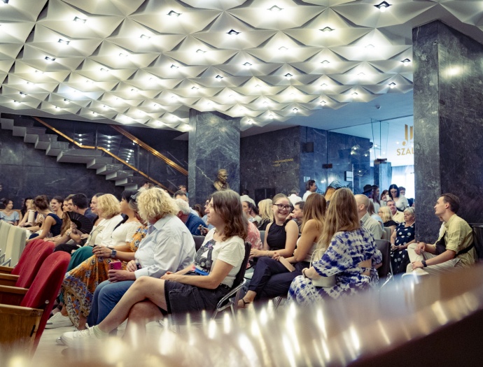 „Modern nézőtér, új sztárok és hat premier – így indul a Magyar Színház új évada!