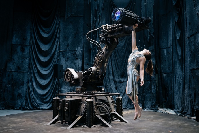 Ötméteres robot táncol az artistákkal a levegőben a Recirquel új előadásában!