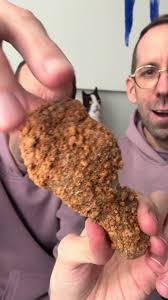 Rántott csirkecombnak tűnő csoki hódít Magyarországon! VIDEÓ ITT!