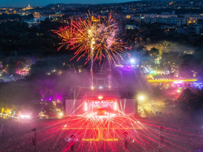 Színes madarakkal repülünk idén a Szabadság Szigetére