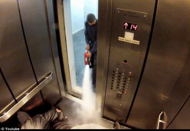 Te mit tennél ha a liftben egy gyilkosság szemtanúja volnál?
