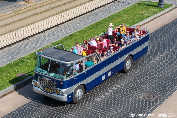 Újra jár a kabrió Ikarus busz Budapesten!