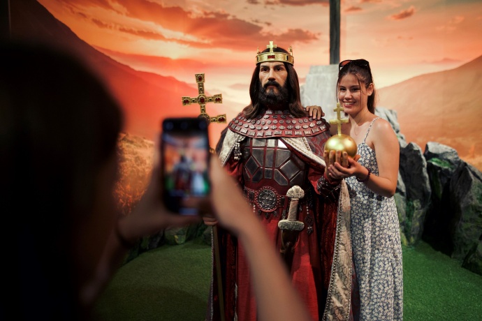 Ünnepi fények, Szent István viaszfigura, solymász – a Madame Tussauds Budapest különleges programokk