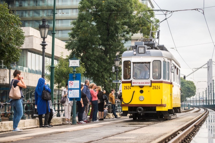 Versel a villamos a Költészet Napján!